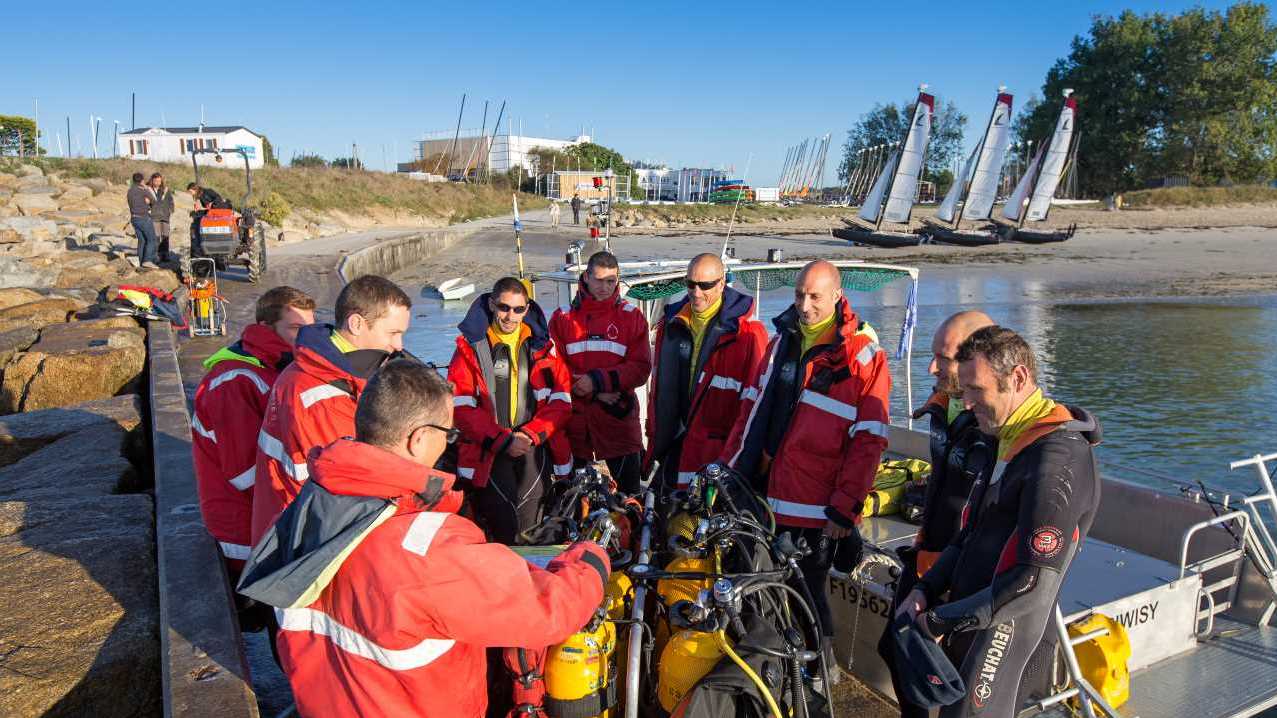 Matin de septembre : un groupe de pompiers professionnels part pour une plongée au large de Groix.
